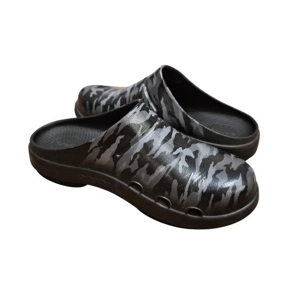 OOFOS OOcloog Recovery Clogs Black and Gray Camo Men 7 Women 9 main image 7